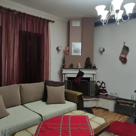 House In Center Korce 아파트 코르처